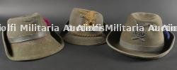 Trois chapeaux des troupes de Montagne. Three mountain troop hats.