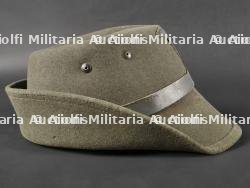 Trois chapeaux des troupes de Montagne. Three mountain troop hats. — photo 7