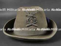 Trois chapeaux des troupes de Montagne. Three mountain troop hats. — photo 31