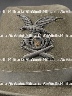 Trois chapeaux des troupes de Montagne. Three mountain troop hats. — miniature 32