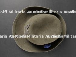 Trois chapeaux des troupes de Montagne. Three mountain troop hats. — photo 33