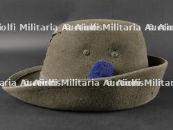 Trois chapeaux des troupes de Montagne. Three mountain troop hats. — photo 34