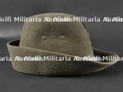 Trois chapeaux des troupes de Montagne. Three mountain troop hats. — photo 37