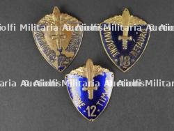 Lot de trois plaques de manche. Set of three handle plates.