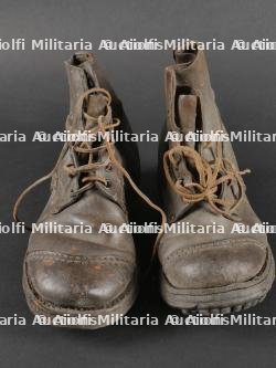 Une paire de brodequins de l’armée Royale italienne. A pair of Royal Italian Army brodequins. — miniature 12