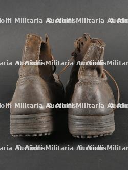 Une paire de brodequins de l’armée Royale italienne. A pair of Royal Italian Army brodequins. — photo 15