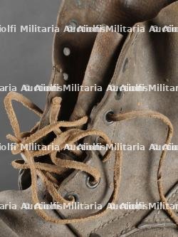 Une paire de brodequins de l’armée Royale italienne. A pair of Royal Italian Army brodequins. — miniature 25