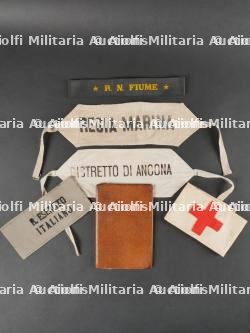 Lot de quatre brassards. Set of four armbands.