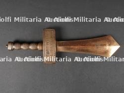 Glaive de récompense pour le 100 mètres dos des championnats sportifs de la jeunesse d’Europe en 1942. Glaive award for the 100-meter backstroke at the 1942 European Youth Sports Championships. — photo 9
