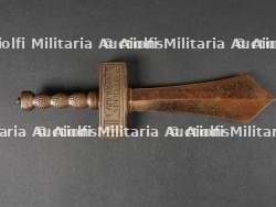 Glaive de récompense pour le 100 mètres dos des championnats sportifs de la jeunesse d’Europe en 1942. Glaive award for the 100-meter backstroke at the 1942 European Youth Sports Championships. — photo 10
