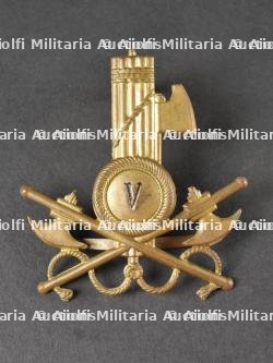 Insigne de casque tropical de la 5ème Centurie de Travailleurs de la MVSN en Afrique orientale. Tropical helmet badge of the 5th Centurie de Travailleurs de la MVSN in East Africa.