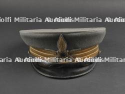 Casquette de capitaine des transports motorisés. Captain’s cap of motorized transport.