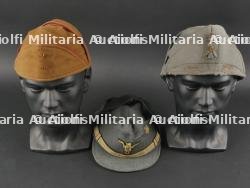 Lot de 3 coiffures de l’armée italienne. Lot of 3 hairstyles of the Italian army.