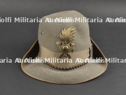 Chapeau de grande tenue d’officier du 13eme Régiment d’Artillerie de montagne italien. Officer’s hat of the 13th Italian Mountain Artillery Regiment.