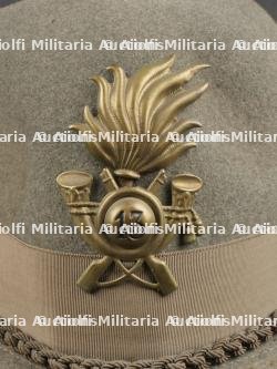Chapeau de grande tenue d’officier du 13eme Régiment d’Artillerie de montagne italien. Officer’s hat of the 13th Italian Mountain Artillery Regiment. — photo 2