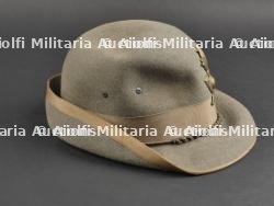 Chapeau de grande tenue d’officier du 13eme Régiment d’Artillerie de montagne italien. Officer’s hat of the 13th Italian Mountain Artillery Regiment. — photo 10