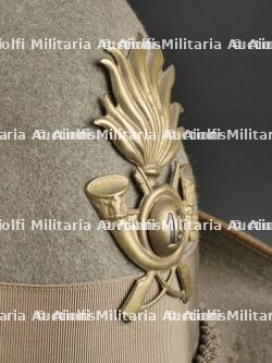 Chapeau de grande tenue d’officier du 13eme Régiment d’Artillerie de montagne italien. Officer’s hat of the 13th Italian Mountain Artillery Regiment. — photo 13