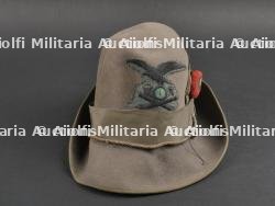 Chapeau de grande tenue d’adjudant du 1er Régiment des Chasseurs Alpins italien. Warrant officer’s hat of the 1st Italian Alpine Fighter Regiment.