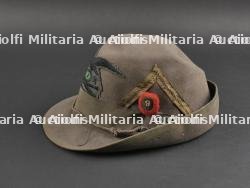 Chapeau de grande tenue d’adjudant du 1er Régiment des Chasseurs Alpins italien. Warrant officer’s hat of the 1st Italian Alpine Fighter Regiment. — miniature 4