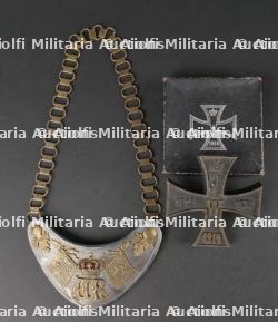Presse papier patriotique Croix de Fer et reproduction d'un hausse col de porte drapeau. Iron Cross paperweight and reproduction colours bearer's gorget.