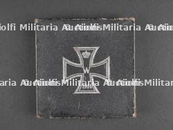 Presse papier patriotique Croix de Fer et reproduction d'un hausse col de porte drapeau. Iron Cross paperweight and reproduction colours bearer's gorget. — photo 5