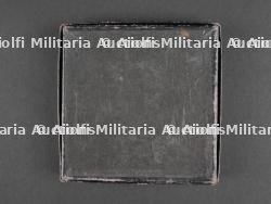 Presse papier patriotique Croix de Fer et reproduction d'un hausse col de porte drapeau. Iron Cross paperweight and reproduction colours bearer's gorget. — photo 6