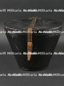 Boîte de transport de casque à pointe d'officier. Officer spiked helmet case. — miniature 1