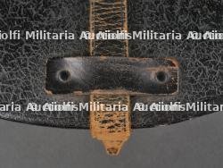 Boîte de transport de casque à pointe d'officier. Officer spiked helmet case. — miniature 4