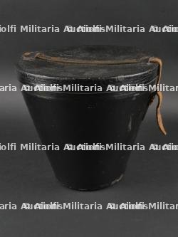 Boîte de transport de casque à pointe d'officier. Officer spiked helmet case. — miniature 7