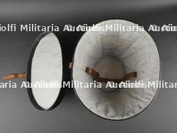 Boîte de transport de casque à pointe d'officier. Officer spiked helmet case. — photo 11