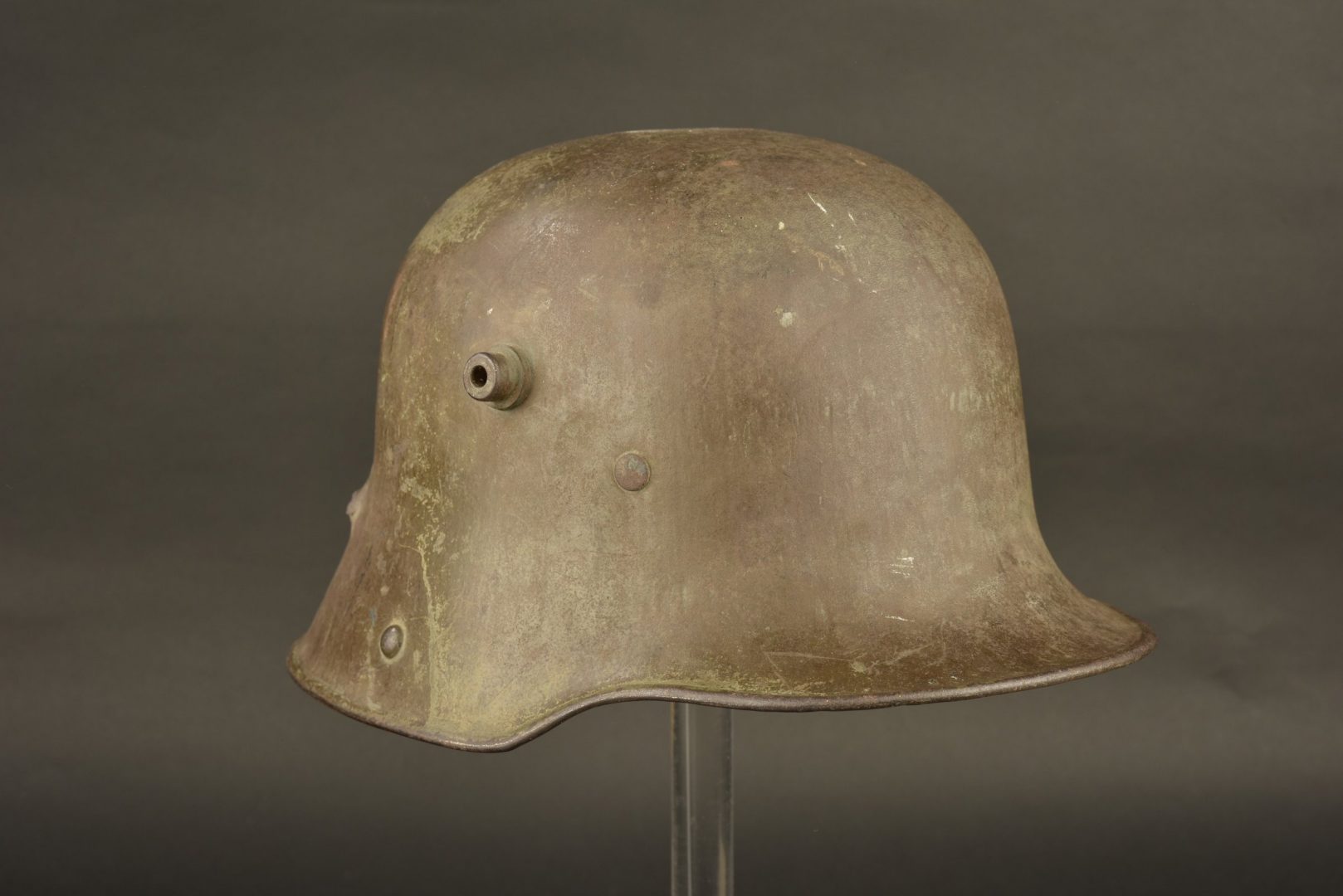 Casque allemand modèle 1916 feldgrau, nominatif, avec impact