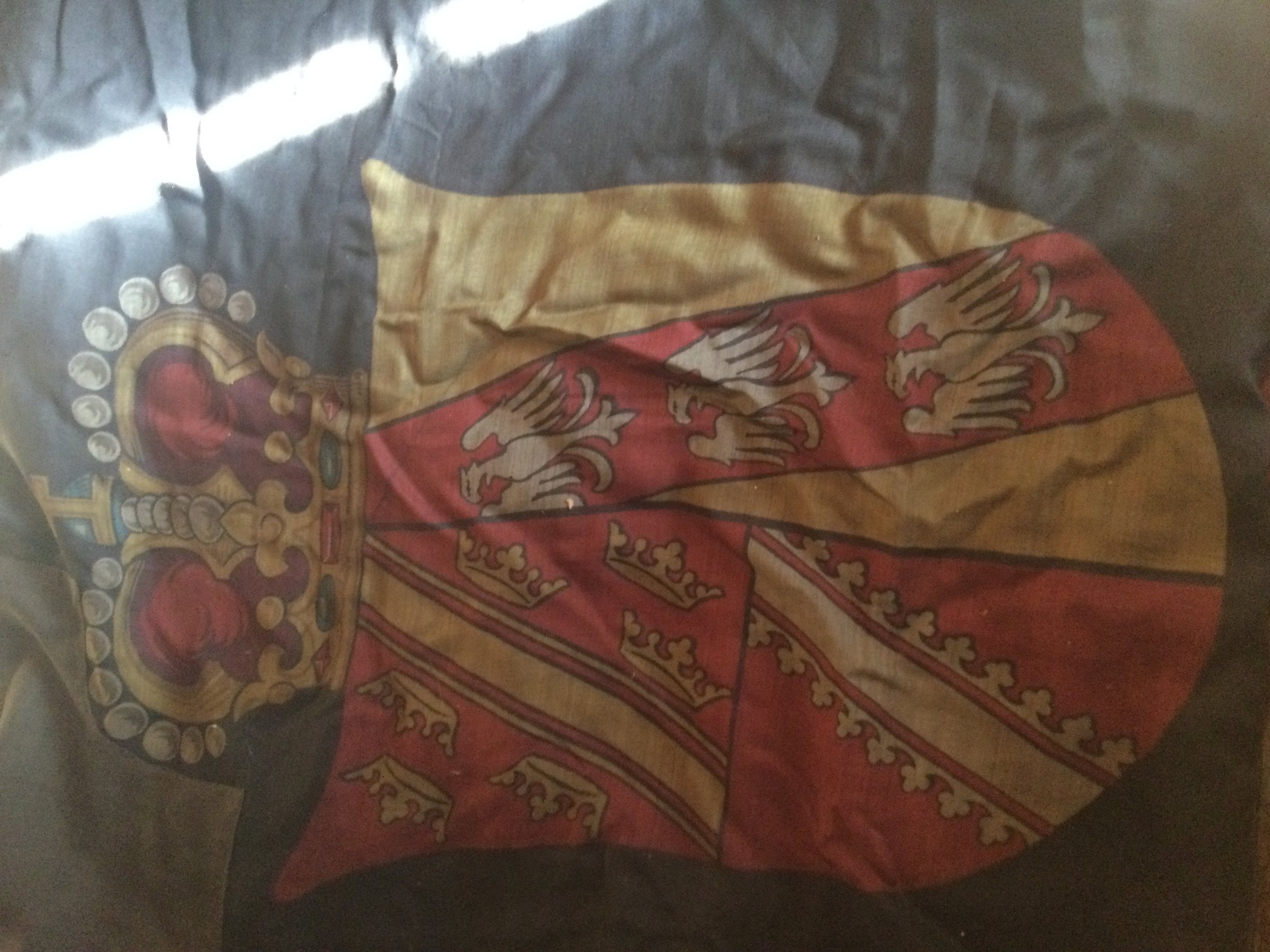 Drapeau De Table Alsace-Lorraine 1871-1919 - 21x14 Cm Avec Socle Noir - 100% Polyester - Décoration Bureau Ou Intérieur