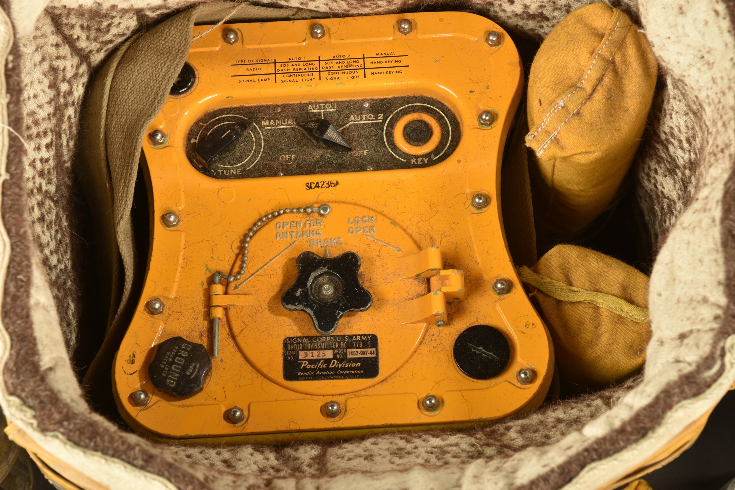 Radio de survie US BG155A avec ses accessoires