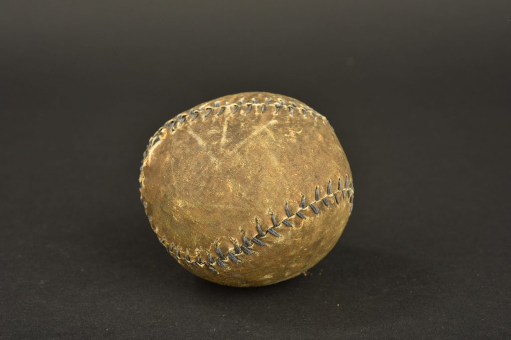 Gants de baseball et balle de baseball en cuir vintage - John
