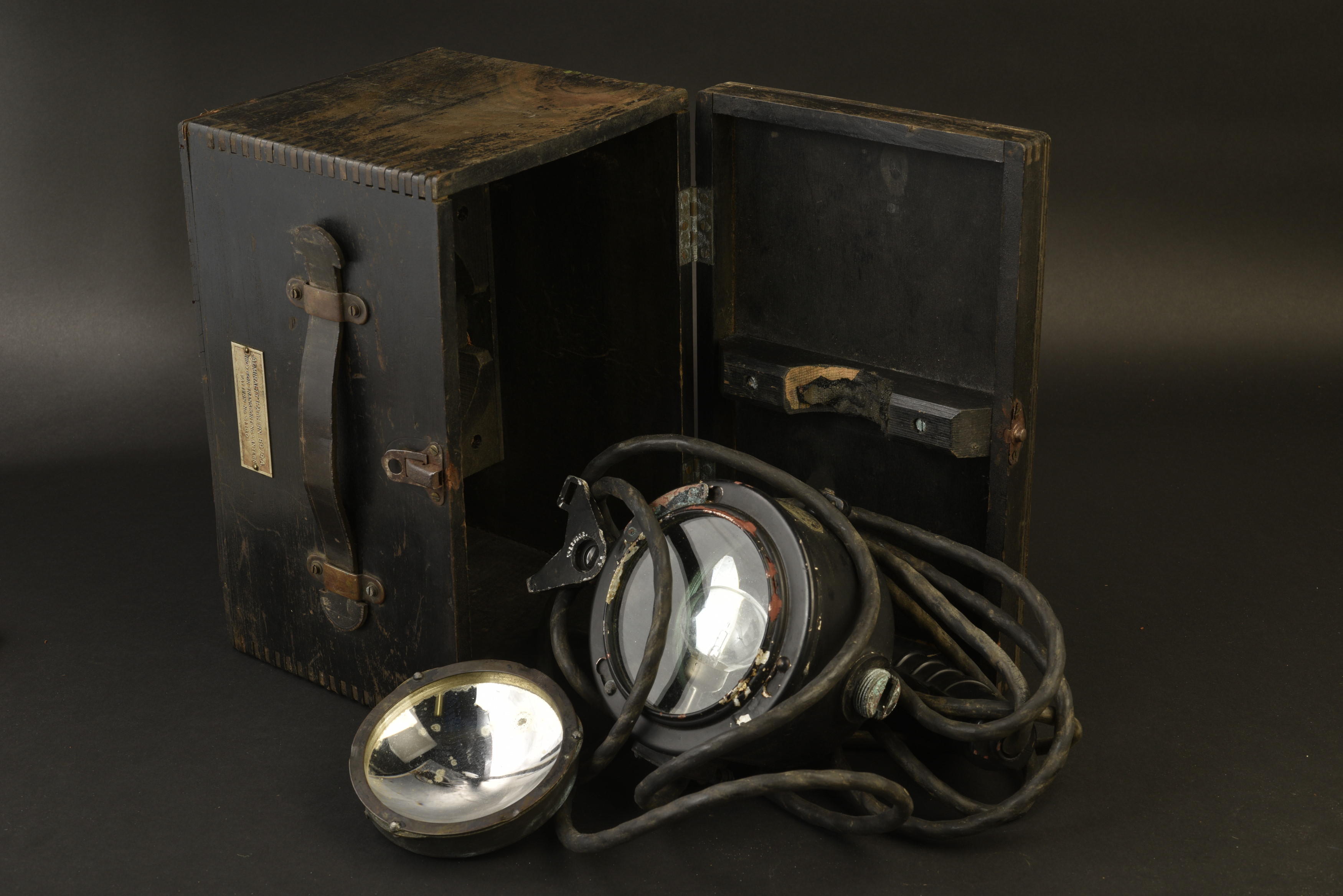 1939-45 - ANCIENNE LAMPE MILITAIRE COMPLETE AVEC SES FILTRES . AJC