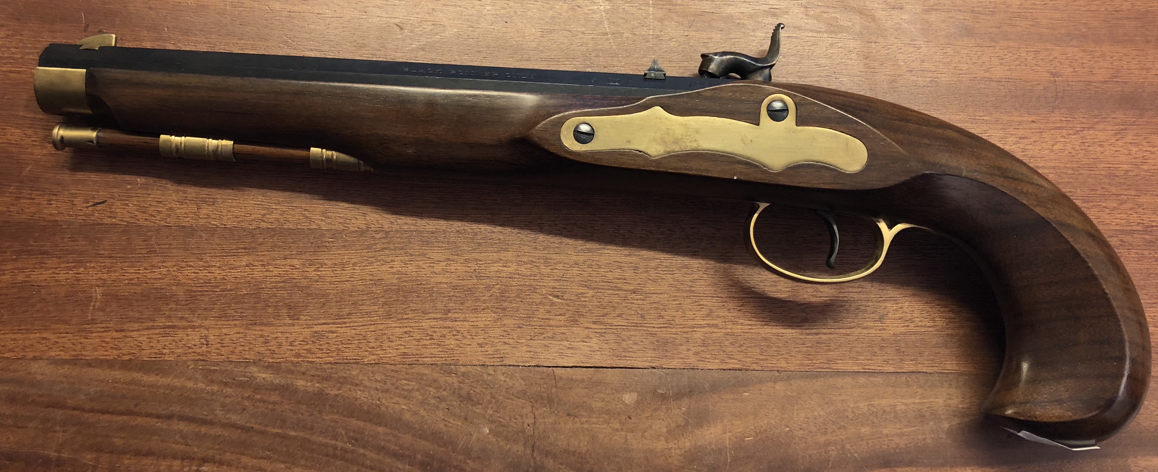 Reproduction moderne d'un pistolet poudre noire Catégorie D2