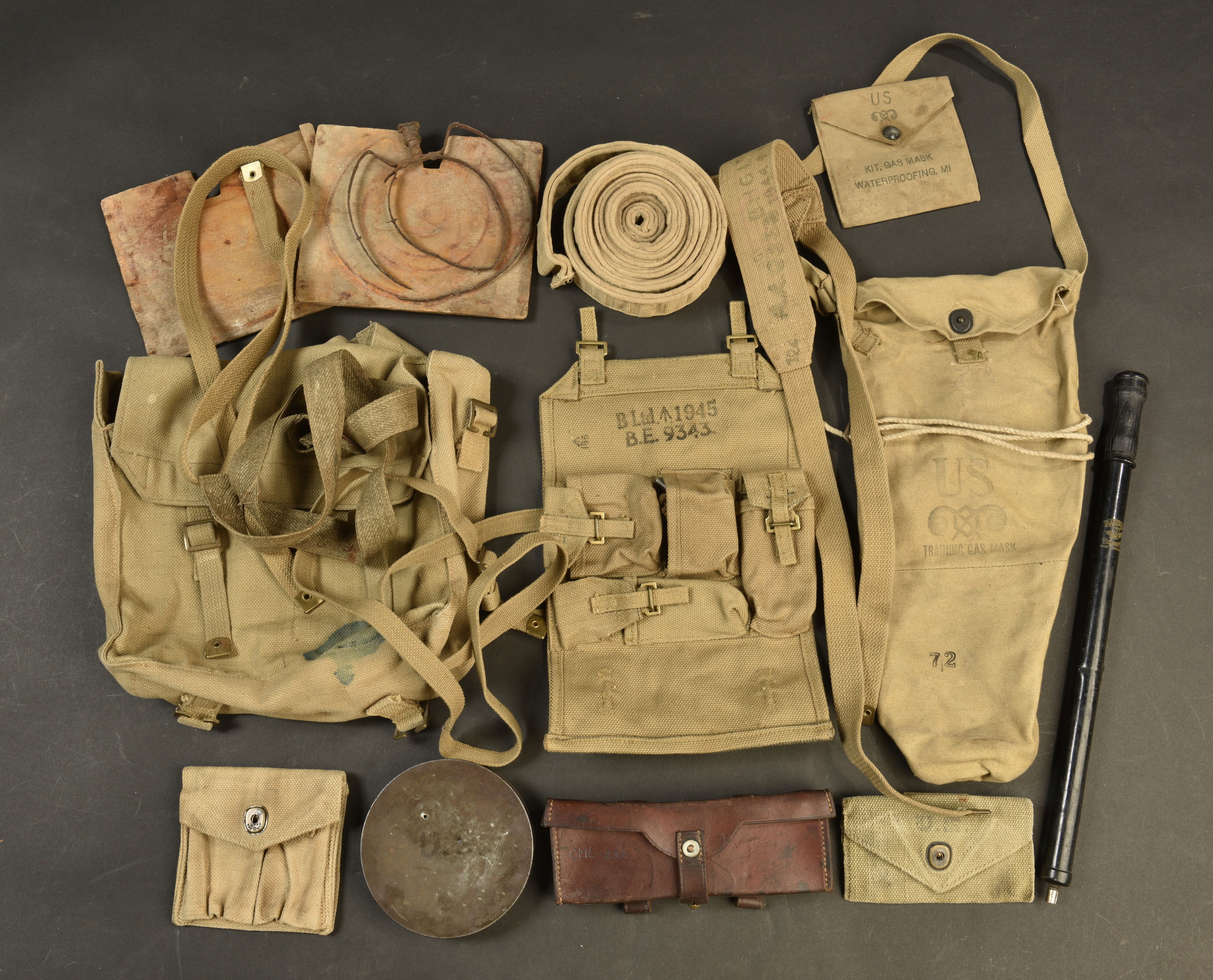 Sac à gaz militaire américain H & SONS 1942U avec son masque et accessoires  - Enchères Luxembourg