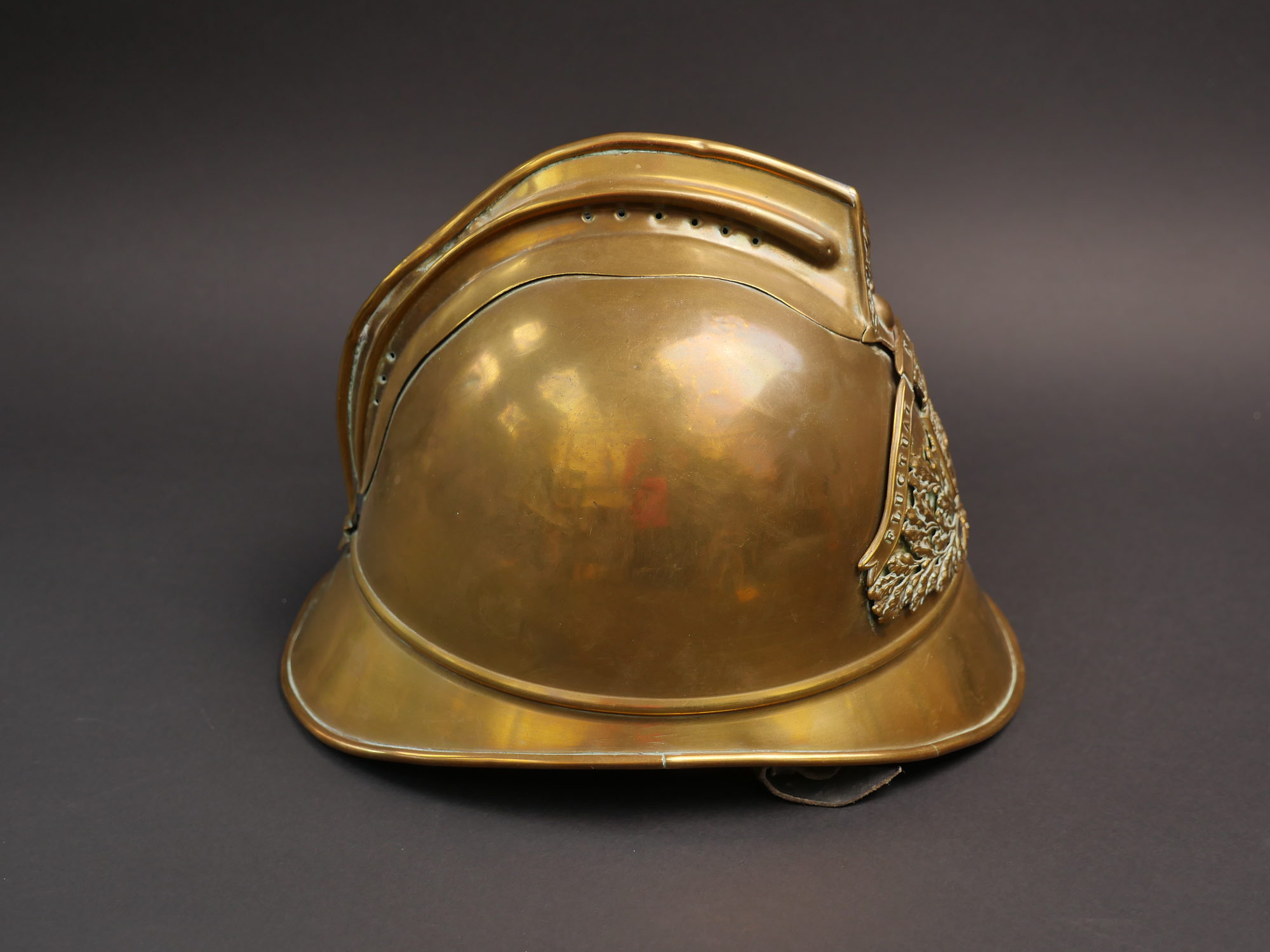 Casque de pompier français en laiton orné de la fin du 19e siècle