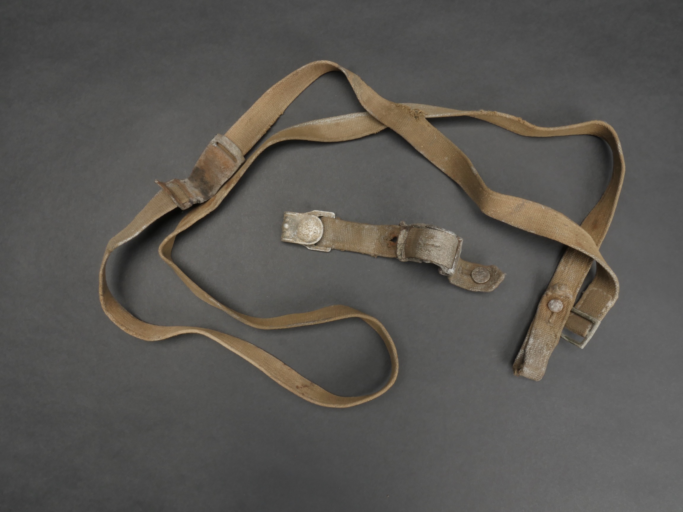 Personne Portant Une Sangle De Masque Ajustable | Vecteur Gratuite