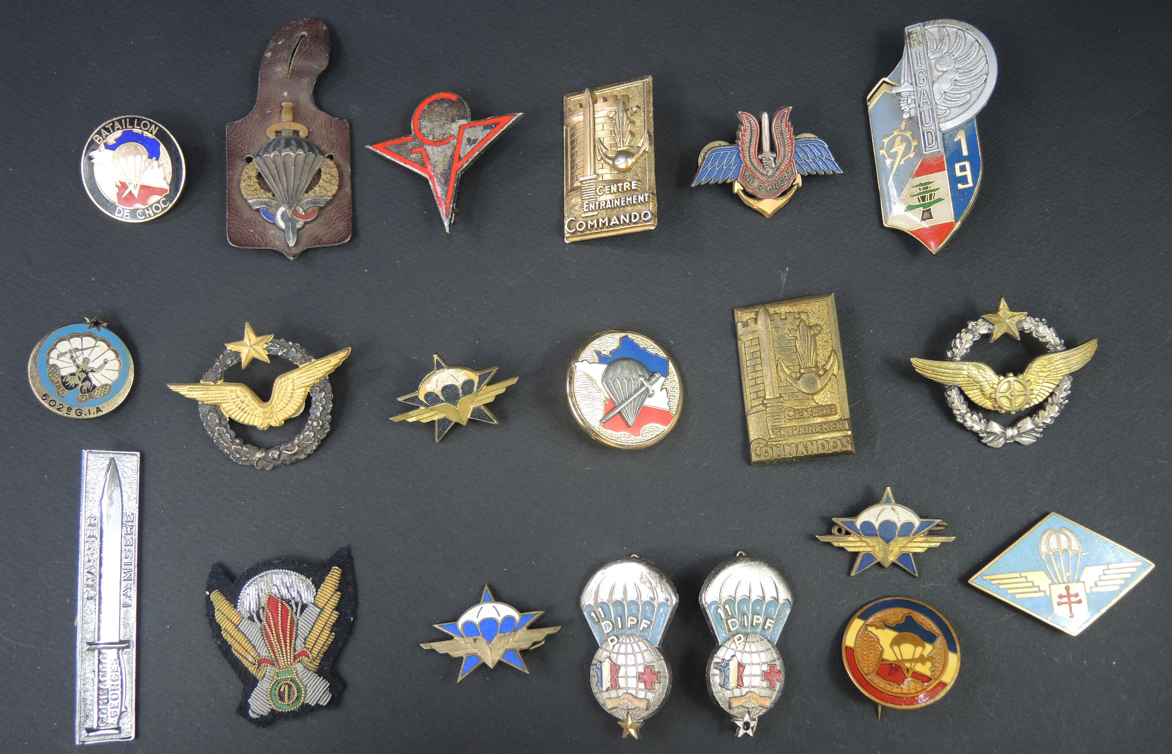 QUIRALU. France. Parachutistes au défilé.... - Lot 490 - Phidias