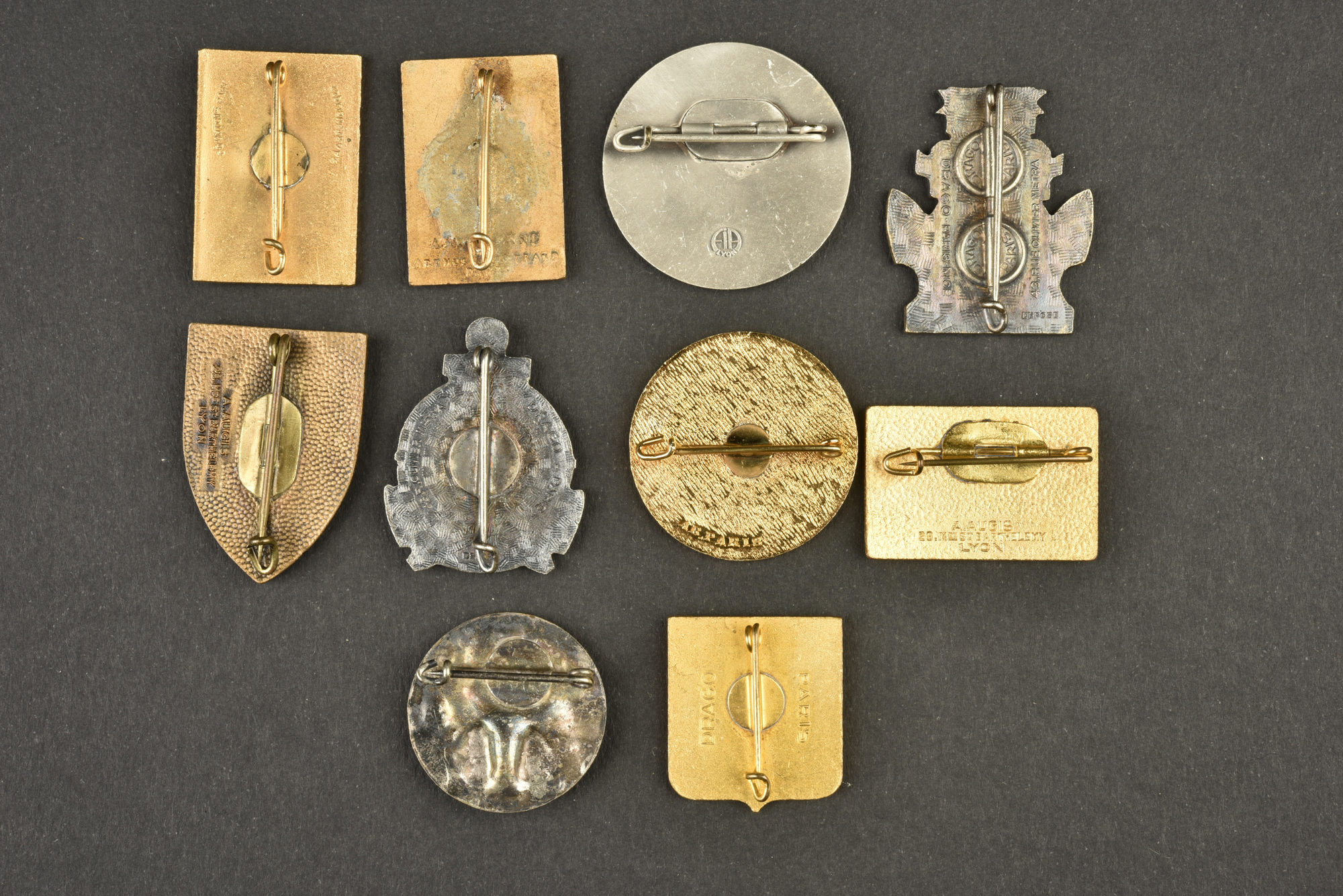 LOT DE 16 insignes militaires EUR 40,00 - FR