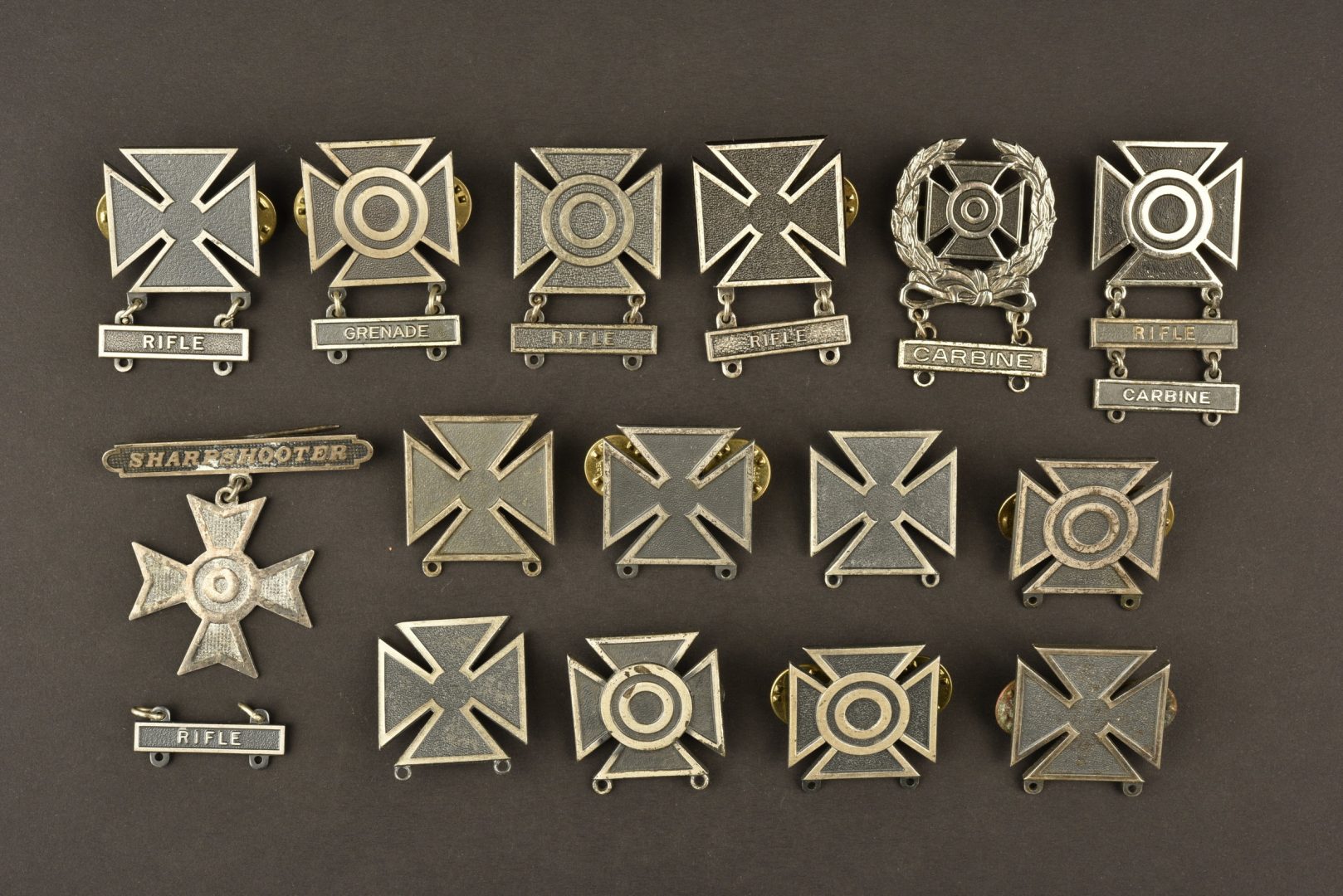Insigne Badge émaillé - Société De Tir De Valliquerville (Seine Maritime)