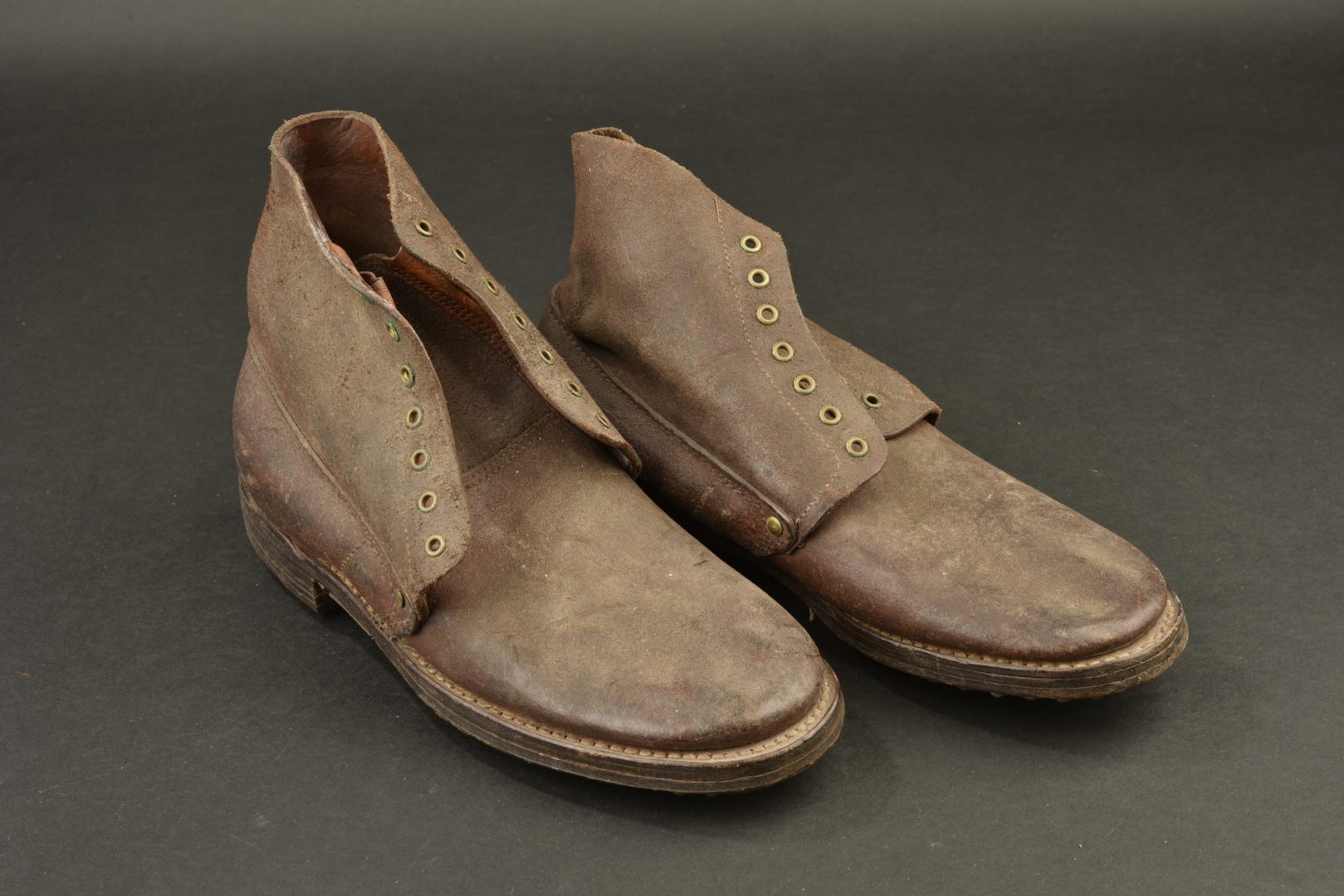 original G.L. : paire de brodequins de montagne pour Bleuette période