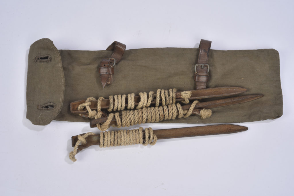 2 Anciens Sacs Toile à Piquets d'ancienne Toile de Tente Militaire ou Campeur 2 Anciens Sacs Toile à Piquets d'ancienne Toile de Tente Militaire ou Campeur