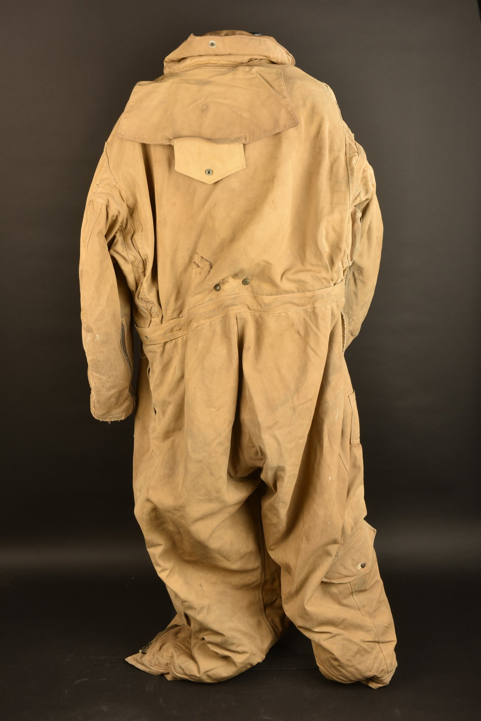 icône de couleur de vol de wingsuit. parachutiste sautant avec combinaison d'aile. parachutisme