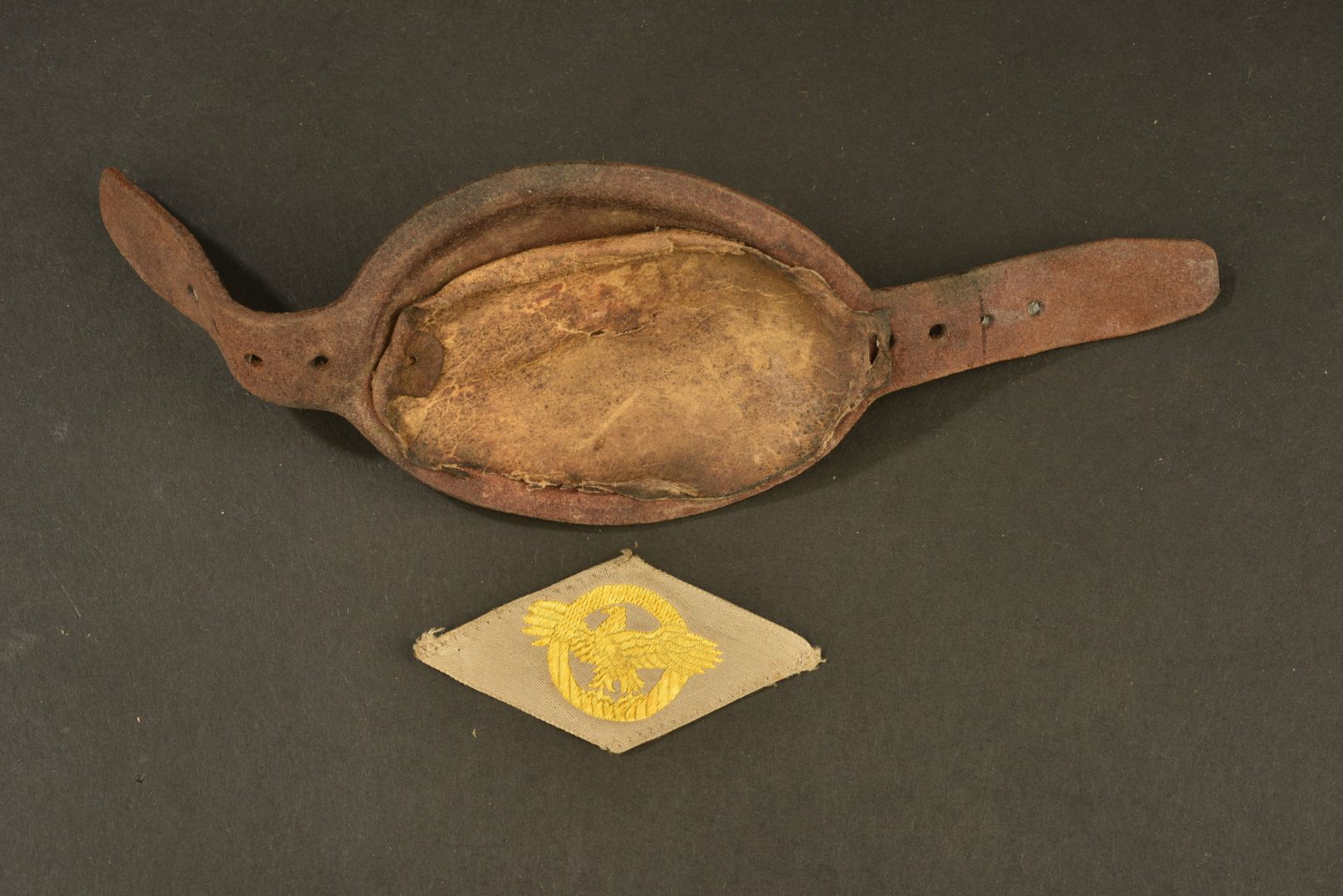 Oztrala HAC2 Mentonnière en cuir de buffle avec cordon de
