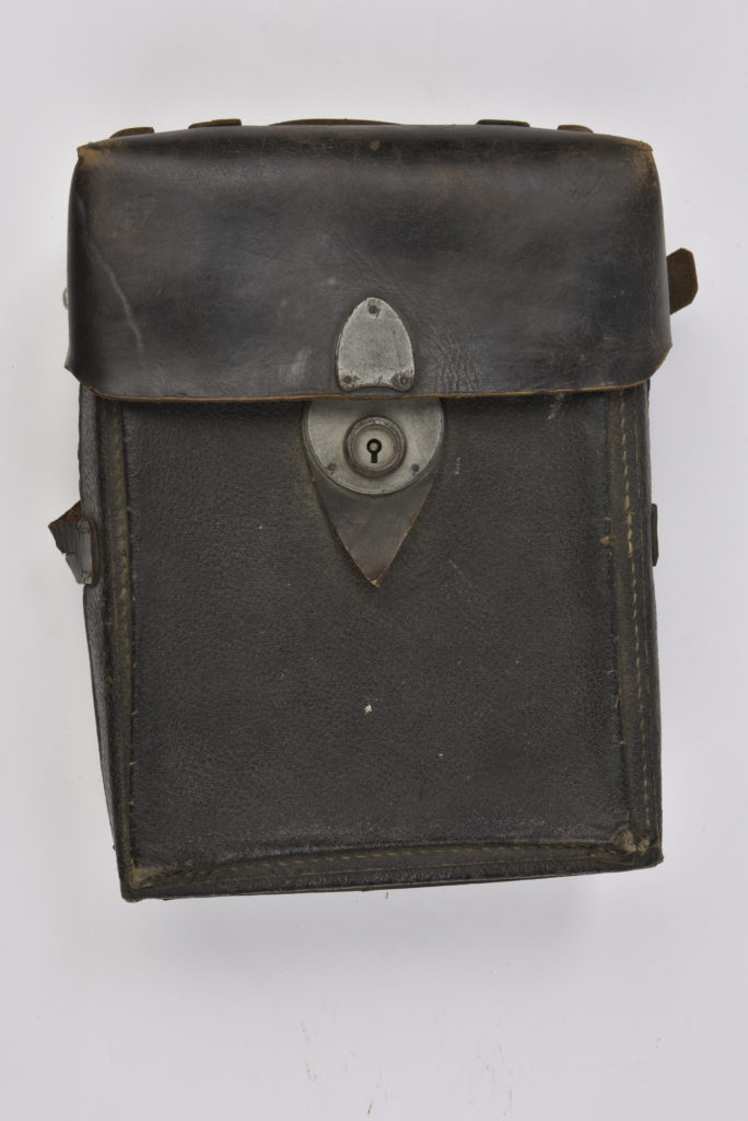 Sacoche de médecin en cuir, 1940s France En vente sur