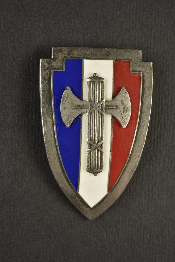 Insigne De Casque Police De Vichy Vichy Police Helmet Badge Aiolfi G insigne-de-casque-police-de-vichy-vichy-police-helmet-badge-aiolfi-g