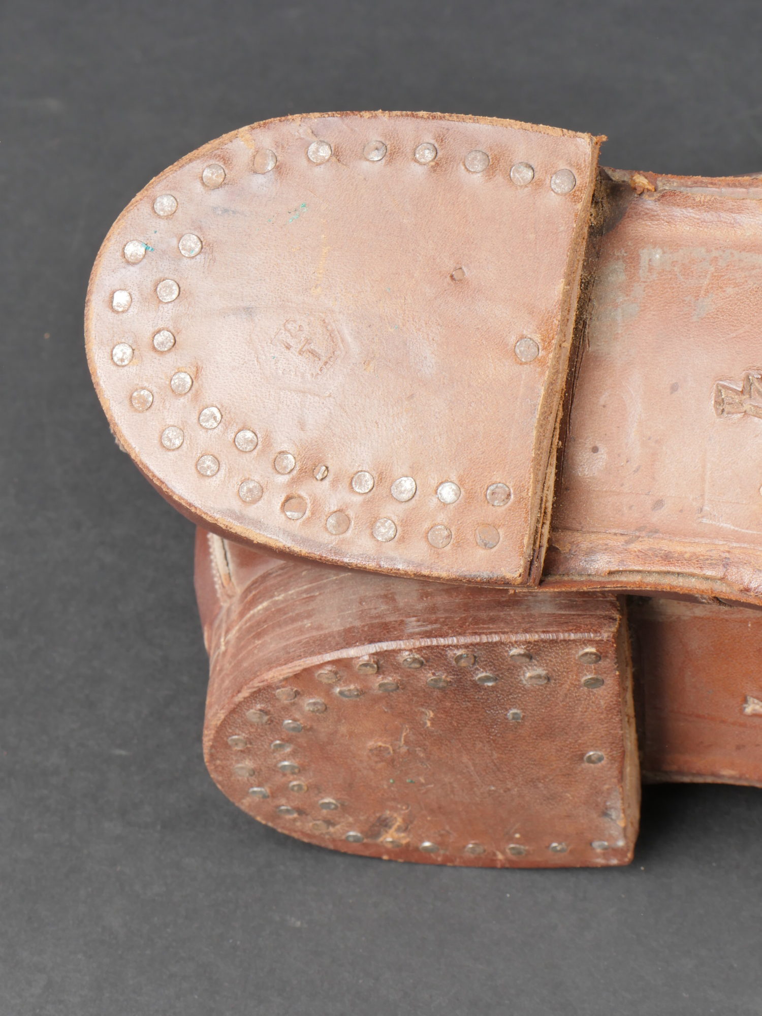 Paire de brodequins francais modèle