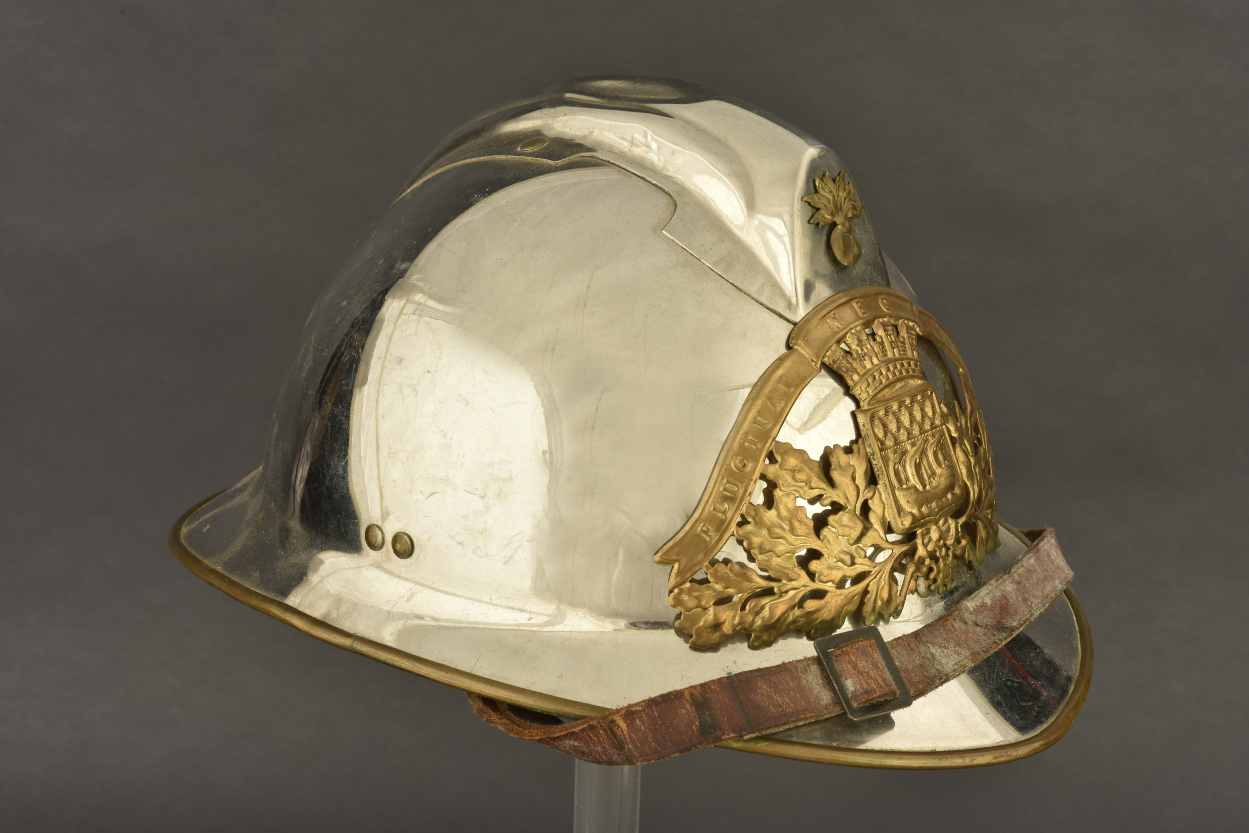 superbe casque de pompiers 1933 complet